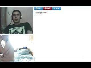 在温暖的淋浴下顺利自慰
